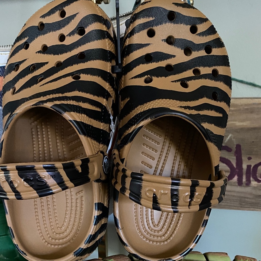 Crocs Classic Animal print Clog in a tan/black zebra pattern - SZ 4W/M2